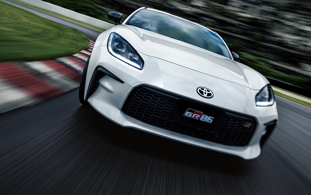 トヨタ86(ホワイト)がサーキットを走っている写真