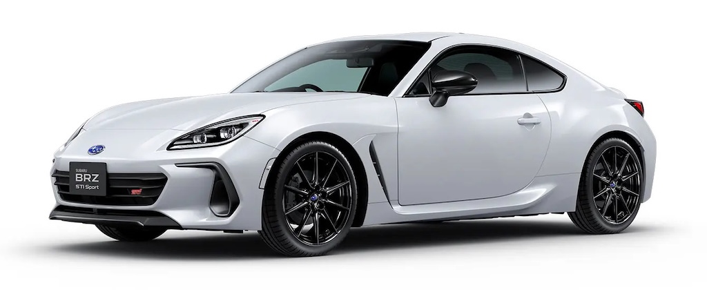 真っ白のスタジオでスバルBRZの左側面を写した写真