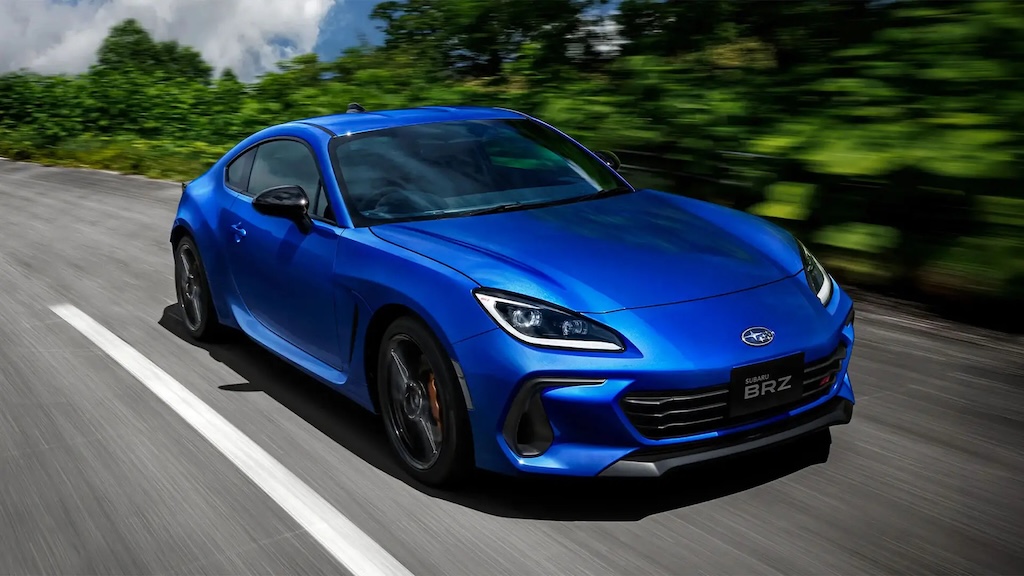 スバルBRZ(ブルー)が高速道路を走っている写真